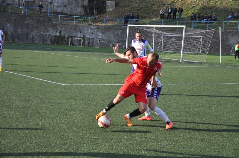 BAL Ligi’nde mücadele eden Karadeniz Ereğli Belediyespor sahasında konuk ettiği İstanbul temsilcisi Leventspor’a 3-1 mağlup olarak haftayı puansız kapattı. 1-0’lık üstünlüğünü koruyamayarak sahadan mağlup ayrılan ve 12 puanda kalarak liderliği 13’er puanı bulunan Vefa ve Halide Edip Adıvar’a kaptıran eflatun beyazlılar,3.haftanın erteleme maçında Çarşamba günü sahasında Halide Edip Adıvarspor’u konuk edecek.