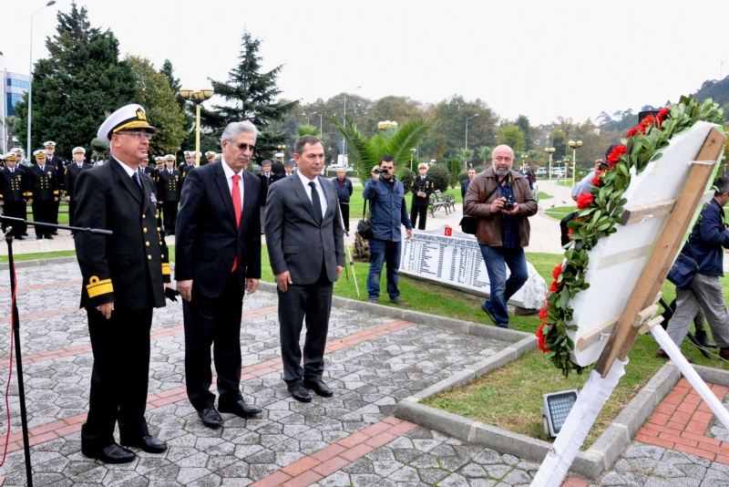 Karadeniz Ereğli’de Sarıkamış Harekâtı’nı destekleyecek malzemeleri taşırken Rus gemilerince batırılan 3 geminin şehit mürettebatı ve askerleri, düzenlenen törenle anıldı. Programda anıt önüne çelenk konulup saygı duruşunda bulunuldu.