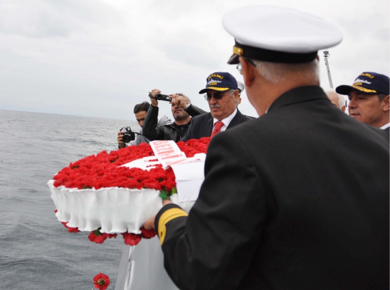 Karadeniz Ereğli’de Sarıkamış Harekâtı’nı destekleyecek malzemeleri taşırken Rus gemilerince batırılan 3 geminin şehit mürettebatı ve askerleri, düzenlenen törenle anıldı. Programda anıt önüne çelenk konulup saygı duruşunda bulunuldu.