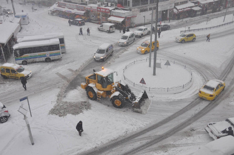 Bölgemizi etkisi altına alan yoğun kar yağışı nedeniyle Ereğli Belediyesince oluşturulan kriz masası yönetiminde, tüm ekiplerin kesintisiz çalışmalarını sürdürdüğü bildirildi.