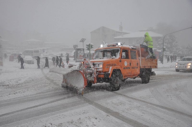 Bölgemizi etkisi altına alan yoğun kar yağışı nedeniyle Ereğli Belediyesince oluşturulan kriz masası yönetiminde, tüm ekiplerin kesintisiz çalışmalarını sürdürdüğü bildirildi.