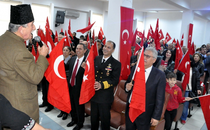 Cumhuriyet Bayramı’nın 93.yılı kutlamaları kapsamında Atatürk Kültür Merkezi Nikâh Salonun’da son Çanakkale Gazisi Hüseyin Kaçmaz’ın oğlu Turgut Kaçmaz’ın konuşmacı olarak katıldığı ‘Cumhuriyet ve Çanakkale’ adlı konferans, salonu tıklım tıklım dolduran vatandaşlar tarafından ayakta alkışlandı.