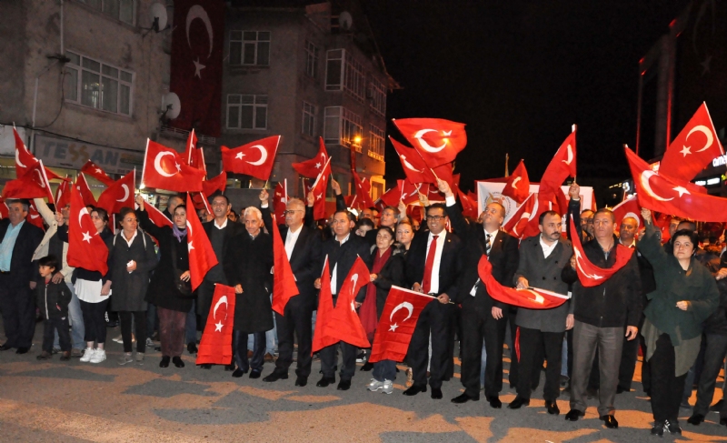 Cumhuriyetin 93.yılı kutlamaları kapsamında Karadeniz Ereğli’de yapılan kortej yürüyüşüne binlerce kişi katıldı.