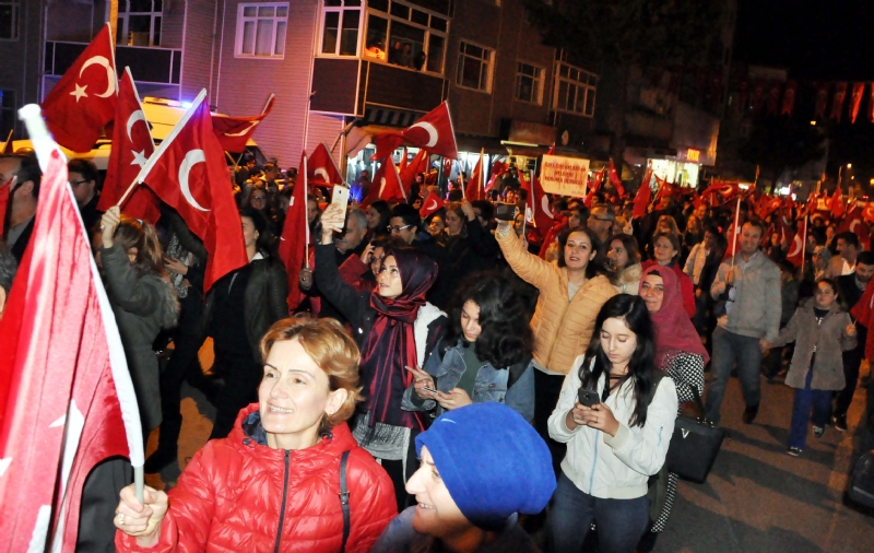 Cumhuriyetin 93.yılı kutlamaları kapsamında Karadeniz Ereğli’de yapılan kortej yürüyüşüne binlerce kişi katıldı.