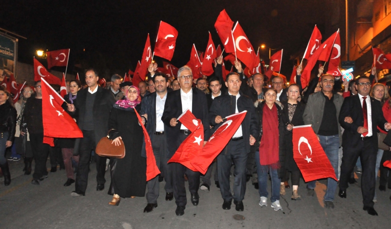 Cumhuriyetin 93.yılı kutlamaları kapsamında Karadeniz Ereğli’de yapılan kortej yürüyüşüne binlerce kişi katıldı.