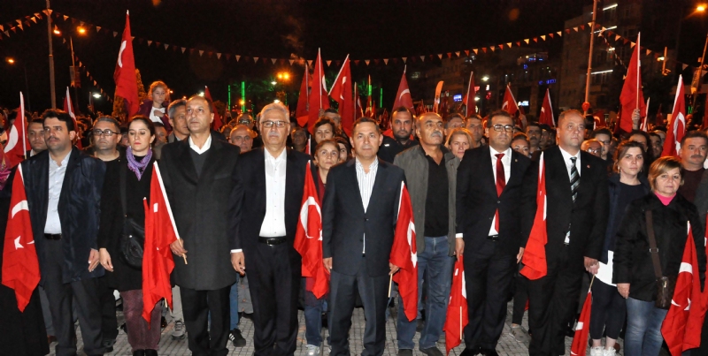Cumhuriyetin 93.yılı kutlamaları kapsamında Karadeniz Ereğli’de yapılan kortej yürüyüşüne binlerce kişi katıldı.