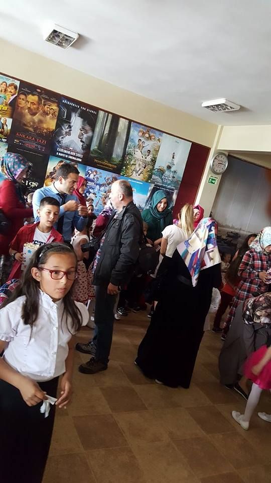 Kdz. Ereğli ilçesinde faaliyet gösteren Turkcell Ereğli Şen, 23 Nisan Ulusal Egemenlik ve Çocuk Bayramı dolayısıyla Kdz. Ereğli ilçesine bağlı Yunuslu Köyü İlkokulundaki öğrencilere güzel bir bayram eğlencesi sunarken, sosyal sorumluluk projesi kapsamında 77 ilkokul öğrencisine Atatürk Kültür Merkezinde ‘Kuzular Kurtlara Karşı’ adlı filmi izlemenin heyecanını yaşattı.