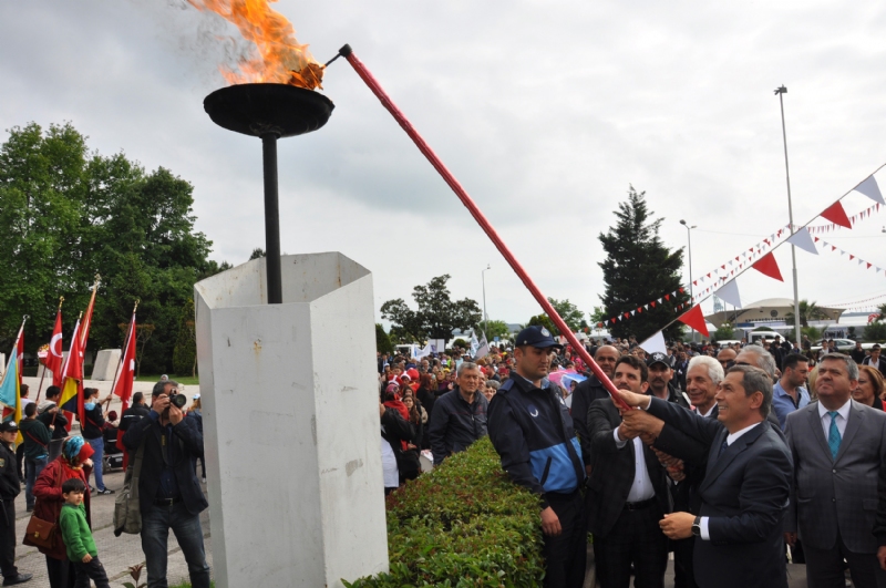 Karadeniz Ereğli’de 2.si gerçekleştirilen Engelliler Şenliği, kortej yürüyüşü ve meşalenin ateşlenmesiyle start aldı. Belediye Başkanı Hüseyin Uysal, “Kdz.Ereğli’yi, Türkiye’de engellilerin en rahat yaşayacağı ilçe yapmak için çalışıyoruz’ dedi.