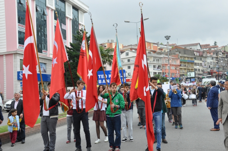 Karadeniz Ereğli’de 2.si gerçekleştirilen Engelliler Şenliği, kortej yürüyüşü ve meşalenin ateşlenmesiyle start aldı. Belediye Başkanı Hüseyin Uysal, “Kdz.Ereğli’yi, Türkiye’de engellilerin en rahat yaşayacağı ilçe yapmak için çalışıyoruz’ dedi.