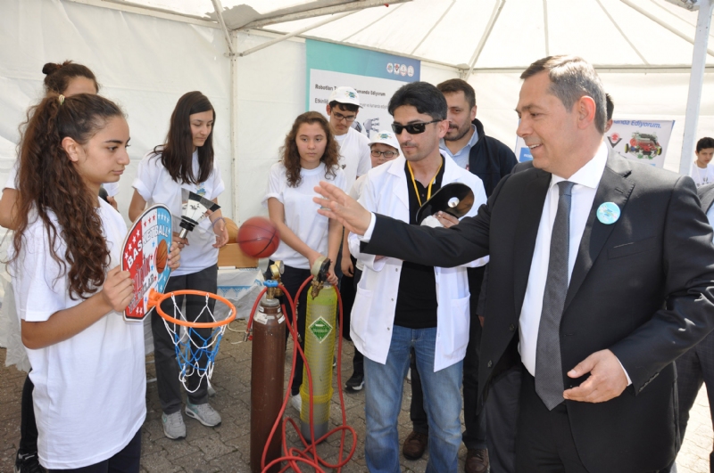 Kdz.Ereğli Belediyesinin ödüllü projelerinden biri olan 2.Bilim Şenliği etkinlikleri stantların açılışı ve bilim sahne şovlarıyla başladı.