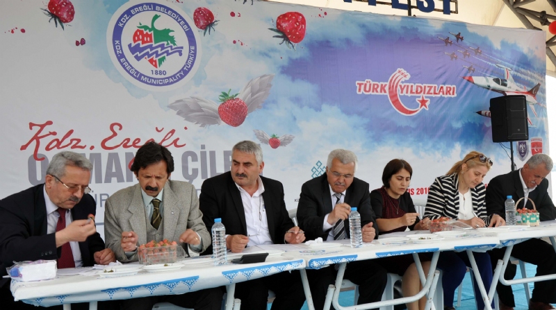 Karadeniz Ereğli’de 27-28-29 Mayıs tarihleri arasında gerçekleştirilen Osmanlı Çileği Kültür ve Sanat Şenlikleri kapsamında düzenlenen ‘En güzel çilek, Çilek Bilgi Yarışması ve Çilekli Pasta yarışmalarında dereceye girenlere ödülleri protokol tarafından verildi.