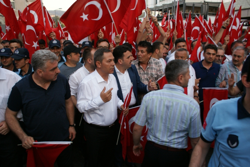 Türk Silahlı Kuvvetlerimizin içine gizlenmiş yapı tarafından dün gece darbe girişiminde bulunmasının ardından ayağa kalkan ve darbe yapmak isteyenlere direnen halk, ülkenin her yerinde tepkisine devam ediyor.