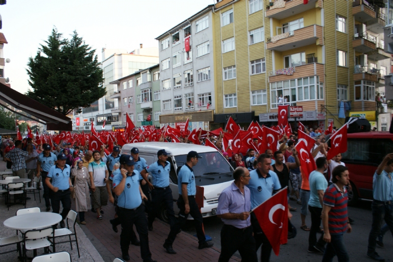 Türk Silahlı Kuvvetlerimizin içine gizlenmiş yapı tarafından dün gece darbe girişiminde bulunmasının ardından ayağa kalkan ve darbe yapmak isteyenlere direnen halk, ülkenin her yerinde tepkisine devam ediyor.