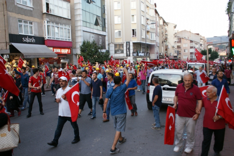 Türk Silahlı Kuvvetlerimizin içine gizlenmiş yapı tarafından dün gece darbe girişiminde bulunmasının ardından ayağa kalkan ve darbe yapmak isteyenlere direnen halk, ülkenin her yerinde tepkisine devam ediyor.