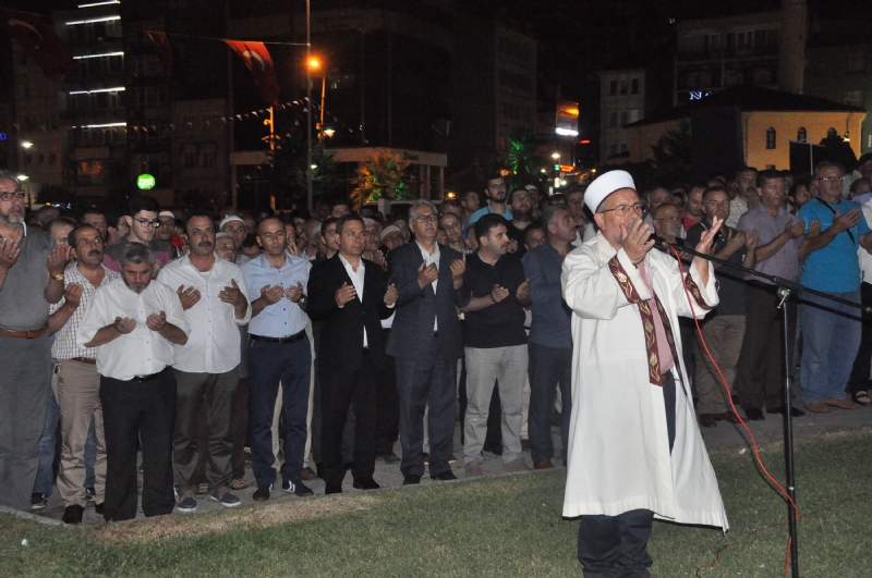 Kdz.Ereğli Belediyesi ve İlçe Müftülüğü organizasyonuyla Amfi tiyatroda, şehitler için Mevlid-i Şerif programı düzenlendi, ardından 161 demokrasi şehidi için gıyabi cenaze namazı kılındı.