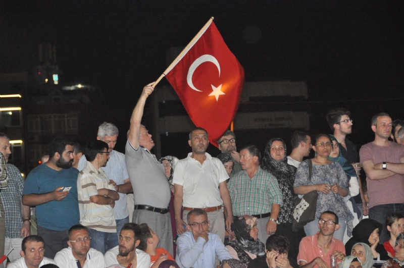 Kdz.Ereğli Belediyesi ve İlçe Müftülüğü organizasyonuyla Amfi tiyatroda, şehitler için Mevlid-i Şerif programı düzenlendi, ardından 161 demokrasi şehidi için gıyabi cenaze namazı kılındı.