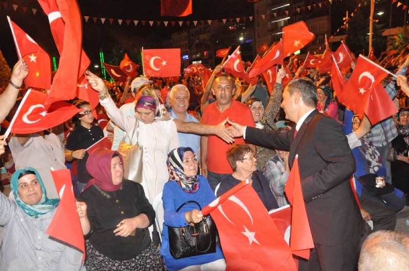 Kdz.Ereğli Belediye Başkanı Hüseyin Uysal’ın çağrısı üzerine alanlarda toplanan binlerce Kdz.Ereğli halkı, sabah saatlerine kadar Atatürk Anıtında demokrasi nöbetini sürdürdü.