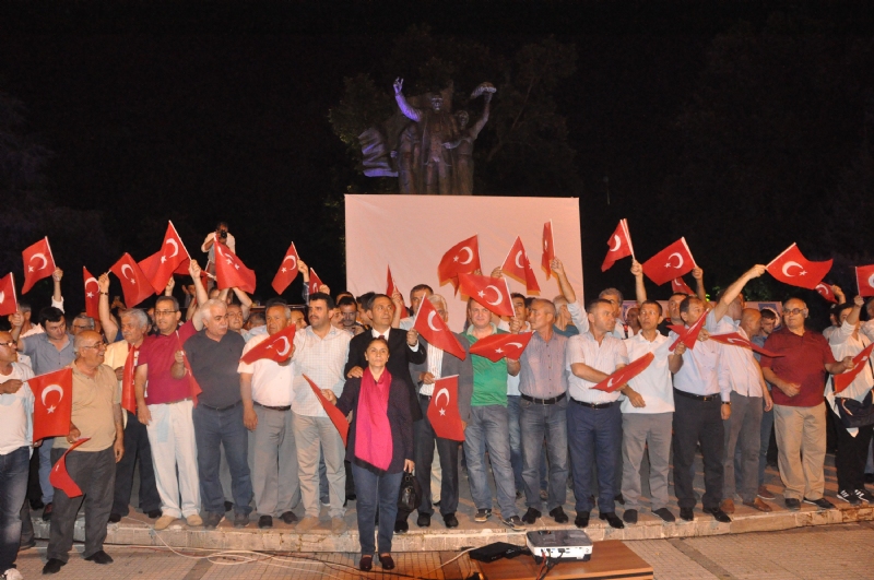 Kdz.Ereğli Belediye Başkanı Hüseyin Uysal’ın çağrısı üzerine alanlarda toplanan binlerce Kdz.Ereğli halkı, sabah saatlerine kadar Atatürk Anıtında demokrasi nöbetini sürdürdü.