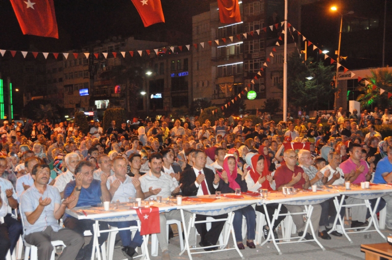 Kdz.Ereğli Belediye Başkanı Hüseyin Uysal’ın çağrısı üzerine alanlarda toplanan binlerce Kdz.Ereğli halkı, sabah saatlerine kadar Atatürk Anıtında demokrasi nöbetini sürdürdü.