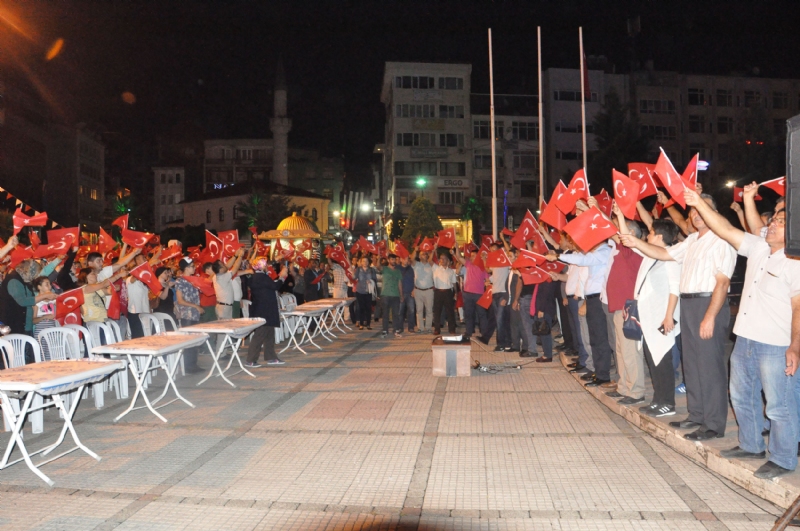 Kdz.Ereğli Belediye Başkanı Hüseyin Uysal’ın çağrısı üzerine alanlarda toplanan binlerce Kdz.Ereğli halkı, sabah saatlerine kadar Atatürk Anıtında demokrasi nöbetini sürdürdü.