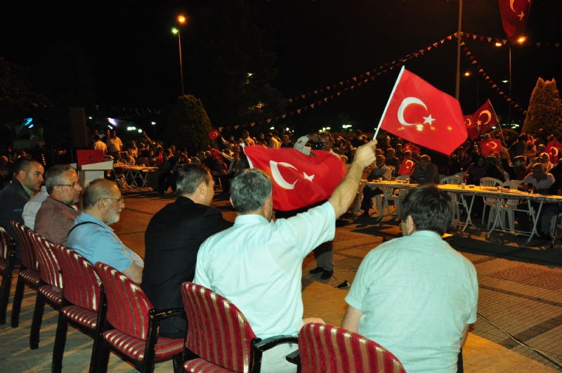 Kdz.Ereğli’de 15 Temmuz darbe girişimine karşı vatandaşların başlattığı demokrasi nöbeti sürüyor. Belediye Başkanı Hüseyin Uysal; “Cumhurbaşkanımız ‘Bu iş bitti, evlerinize dönebilirsiniz’ açıklaması yapıncaya kadar alanlardan almıyoruz” dedi.