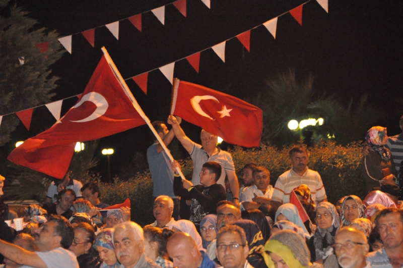 Kdz.Ereğli’de 15 Temmuz darbe girişimine karşı vatandaşların başlattığı demokrasi nöbeti sürüyor. Belediye Başkanı Hüseyin Uysal; “Cumhurbaşkanımız ‘Bu iş bitti, evlerinize dönebilirsiniz’ açıklaması yapıncaya kadar alanlardan almıyoruz” dedi.