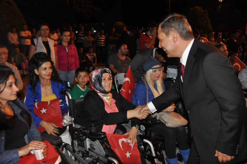 Kdz. Ereğli’de 15 Temmuz darbe girişimine karşı başlatılan demokrasi nöbeti dün akşamda sürdü. Kdz.Ereğli Belediye Başkanı Hüseyin Uysal önce Alaplı, ardından da Ereğli’de konuştu; “Milli iradeye, demokrasiye sevdalı olan, Hâkimiyet milletindir diyen, Bayrak için millet için, vatan için, devlet için nöbet tutanlara şükranlarımı sunuyorum” dedi. Ereğli’deki demokrasi nöbetine engelli vatandaşlar ve gazilerde destek verdi.