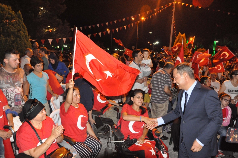 Kdz.Ereğli’de 15 Temmuz darbe girişiminin ardından başlatılan demokrasi nöbeti 27.gecesinde sona erdi. Belediye Başkanı Hüseyin Uysal, ‘Hakimiyet Milletindir’ diyerek demokrasiye sahip çıkan tüm Kdz.Ereğli halkına teşekkür etti ve ‘Unutmayacağız ve unutturmayacağız. Demokrasi şehitlerinin isimlerini ilçemizdeki cadde, sokak ve bulvarlara vereceğiz” dedi.