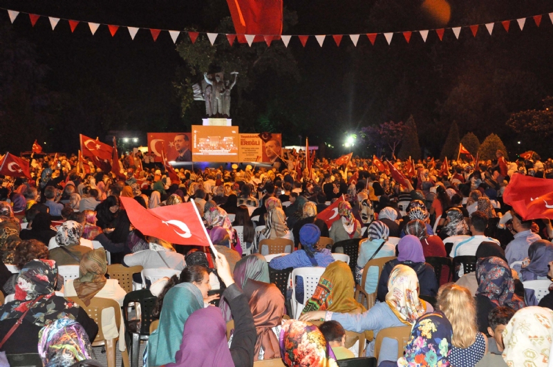 Kdz.Ereğli’de 15 Temmuz darbe girişiminin ardından başlatılan demokrasi nöbeti 27.gecesinde sona erdi. Belediye Başkanı Hüseyin Uysal, ‘Hakimiyet Milletindir’ diyerek demokrasiye sahip çıkan tüm Kdz.Ereğli halkına teşekkür etti ve ‘Unutmayacağız ve unutturmayacağız. Demokrasi şehitlerinin isimlerini ilçemizdeki cadde, sokak ve bulvarlara vereceğiz” dedi.