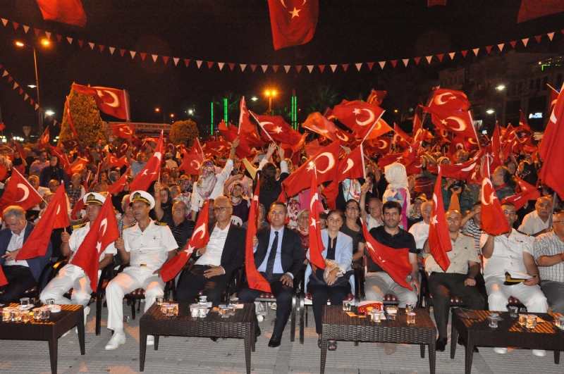 Kdz.Ereğli’de 15 Temmuz darbe girişiminin ardından başlatılan demokrasi nöbeti 27.gecesinde sona erdi. Belediye Başkanı Hüseyin Uysal, ‘Hakimiyet Milletindir’ diyerek demokrasiye sahip çıkan tüm Kdz.Ereğli halkına teşekkür etti ve ‘Unutmayacağız ve unutturmayacağız. Demokrasi şehitlerinin isimlerini ilçemizdeki cadde, sokak ve bulvarlara vereceğiz” dedi.