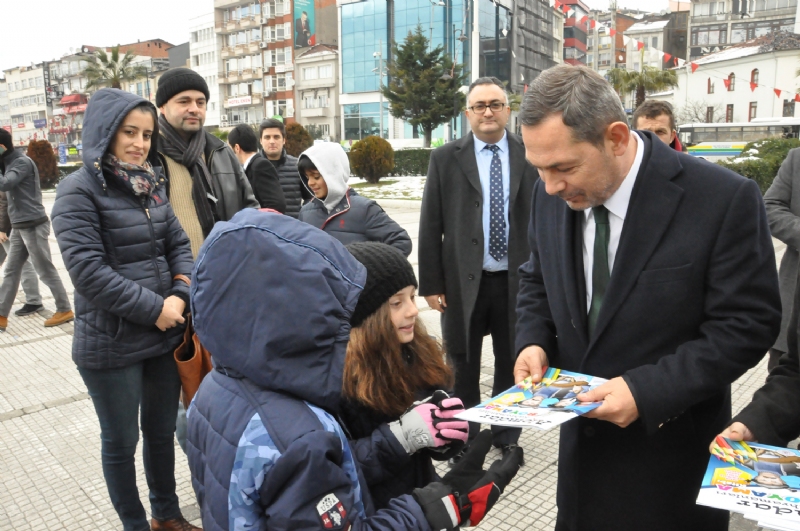 BAŞKAN UYSAL’DAN ÖĞRENCİLERE KARNE HEDİYESİ