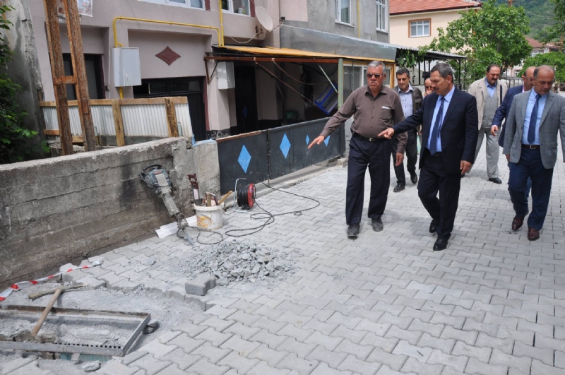 Kdz.Ereğli Belediye Başkanı Hüseyin Uysal, şehrin dört bir noktasında süren çalışmaları yerinde takip etti. Bozuk yollardaki asfalt tamir çalışmalarını da inceleyen Başkan Uysal; “Her mahalleye eşit hizmet dedik, ona göre çalışıyoruz, ayrıca bu yaz 60 bin ton sıcak asfalt dökmeyi hedefliyoruz” dedi.