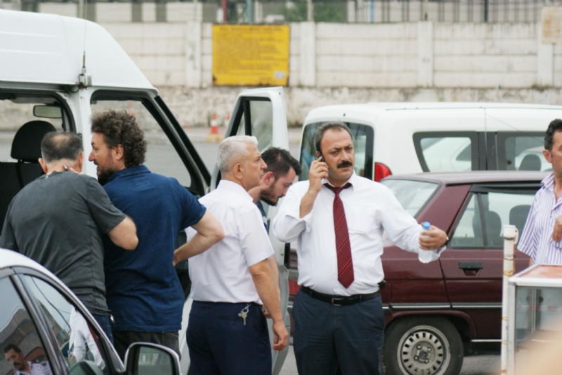 Karadeniz Ereğli'de akşam saatlerinde Erdemir Bağlık kapıda park halinde bulunan bir aracın altından sarkan ve çıplak gözle bakıldığında bomba düzeneğini andıran görüntü Ereğli'de gergin dakikalara ve kısa süreli paniğe neden oldu.