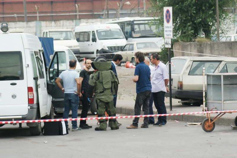 Karadeniz Ereğli'de akşam saatlerinde Erdemir Bağlık kapıda park halinde bulunan bir aracın altından sarkan ve çıplak gözle bakıldığında bomba düzeneğini andıran görüntü Ereğli'de gergin dakikalara ve kısa süreli paniğe neden oldu.