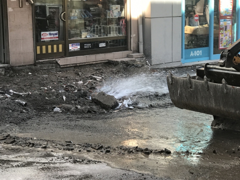 Karadeniz Ereğli Belediyesi tarafından sürdürülen Kaneriağzı mevkiindeki altyapı ve çevre düzenleme çalışmaları kapsamında yaşatılan sıkıntıya CHP Karadeniz Ereğli İlçe Örgütü'nden tepki geldi.