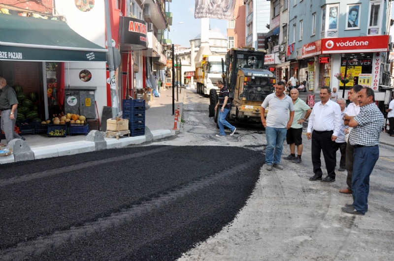 Kdz.Ereğli Belediyesinin yeni cadde ve yol düzenleme çalışmalarını yerinde takip eden Belediye Başkanı Hüseyin Uysal; “Yaya yollarının yenilenmesi, trafik seyrinin daha akıcı hale gelmesi için başladığımız çalışmalarda önemli mesafe aldık. Orta Cami-Kaneriağzı bölgesinde de sona geldik, başlangıçta bazı farklı sesler çıksa da, sonunda ne kadar doğru bir iş yaptığımız ortaya çıktı” dedi.