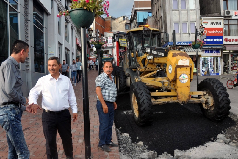 Kdz.Ereğli Belediyesinin yeni cadde ve yol düzenleme çalışmalarını yerinde takip eden Belediye Başkanı Hüseyin Uysal; “Yaya yollarının yenilenmesi, trafik seyrinin daha akıcı hale gelmesi için başladığımız çalışmalarda önemli mesafe aldık. Orta Cami-Kaneriağzı bölgesinde de sona geldik, başlangıçta bazı farklı sesler çıksa da, sonunda ne kadar doğru bir iş yaptığımız ortaya çıktı” dedi.