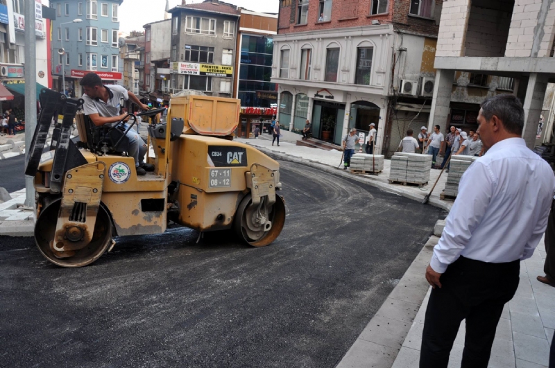 Kdz.Ereğli Belediyesinin yeni cadde ve yol düzenleme çalışmalarını yerinde takip eden Belediye Başkanı Hüseyin Uysal; “Yaya yollarının yenilenmesi, trafik seyrinin daha akıcı hale gelmesi için başladığımız çalışmalarda önemli mesafe aldık. Orta Cami-Kaneriağzı bölgesinde de sona geldik, başlangıçta bazı farklı sesler çıksa da, sonunda ne kadar doğru bir iş yaptığımız ortaya çıktı” dedi.