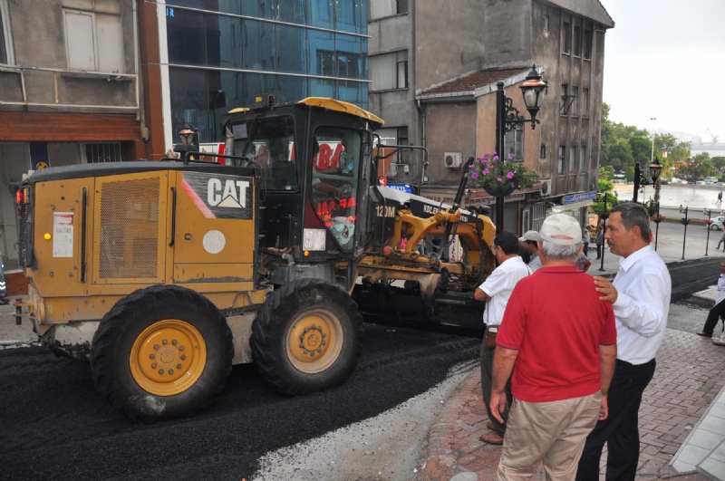 Kdz.Ereğli Belediyesinin yeni cadde ve yol düzenleme çalışmalarını yerinde takip eden Belediye Başkanı Hüseyin Uysal; “Yaya yollarının yenilenmesi, trafik seyrinin daha akıcı hale gelmesi için başladığımız çalışmalarda önemli mesafe aldık. Orta Cami-Kaneriağzı bölgesinde de sona geldik, başlangıçta bazı farklı sesler çıksa da, sonunda ne kadar doğru bir iş yaptığımız ortaya çıktı” dedi.